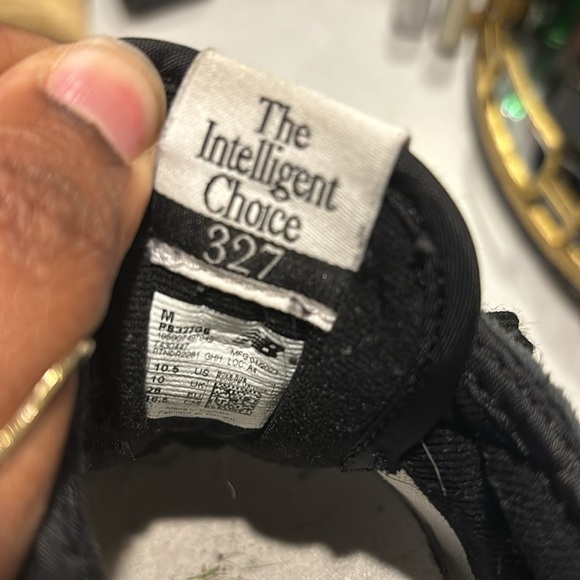 NEW BALANCE 10.5 BOYS BLACK SNEAKERS - Picture 5 of 6